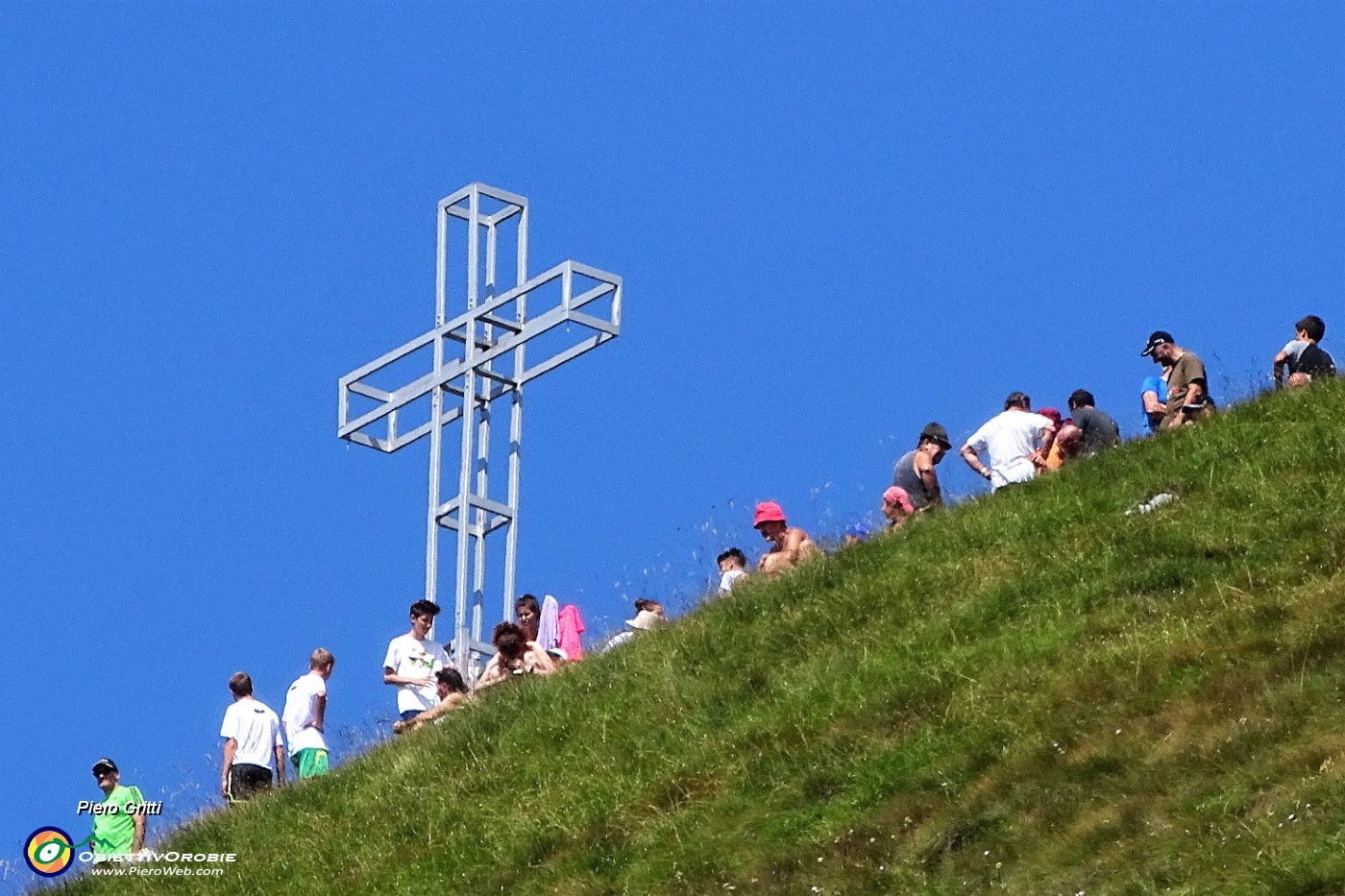 16 Alla Croce di Zorzone preparativi per la S. Messa.JPG